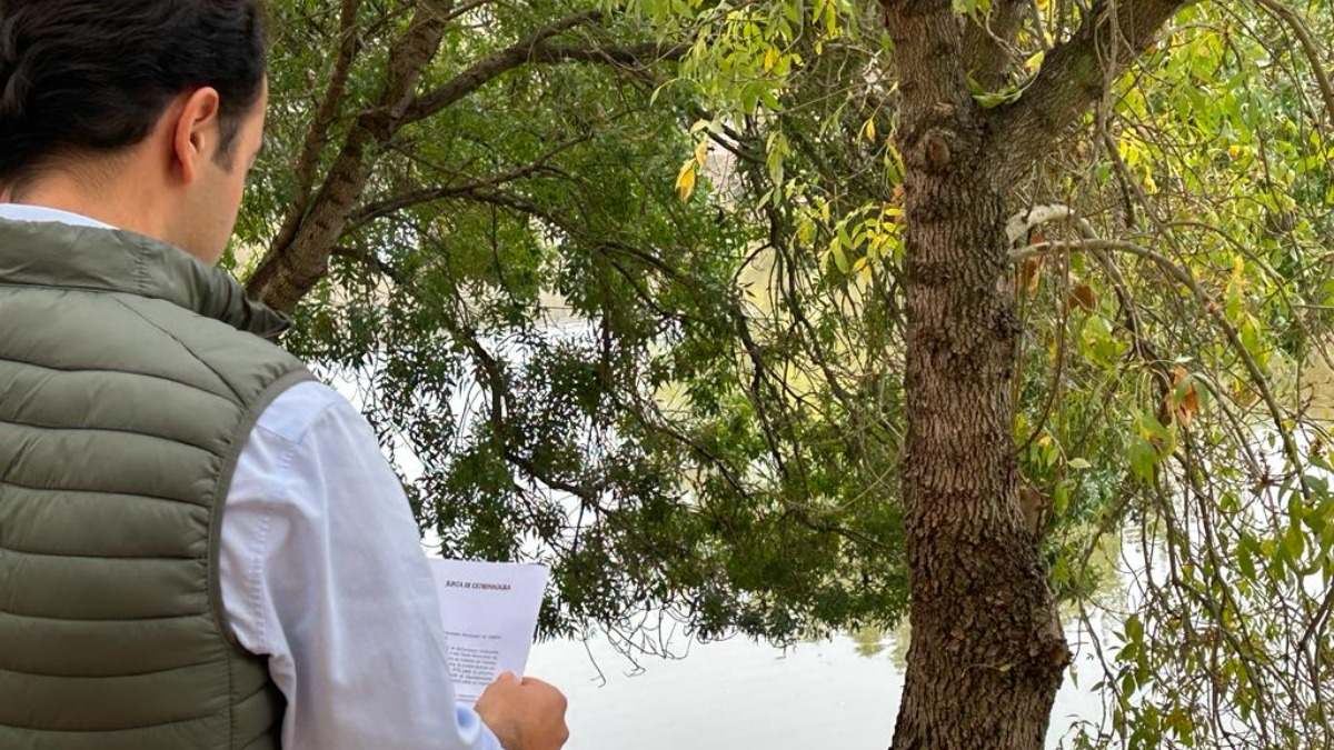Un cazador con la licencia vigente en los campos