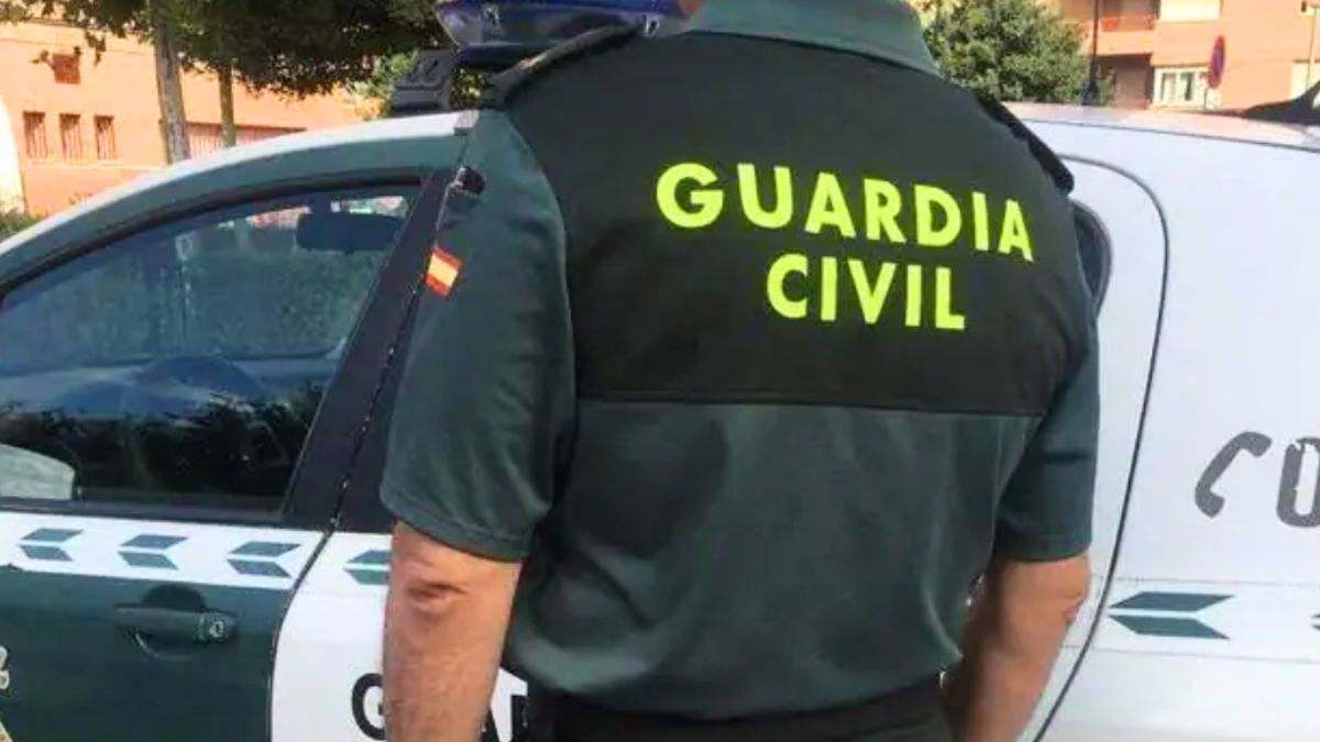 La historia de un guardia civil en prácticas en Ibiza sobre el precio del alquiler: "Vive en una furgoneta y se ducha en el gimnasio"
