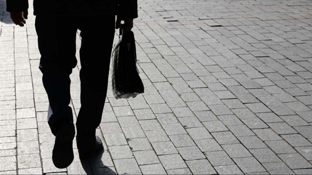 Hombre de negocios paseando por la calle con un maletín