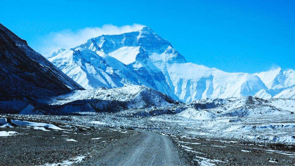 China se hace más fuerte en la carrera de los coches eléctricos: así es la megamina de litio ubicada cerca del Everest