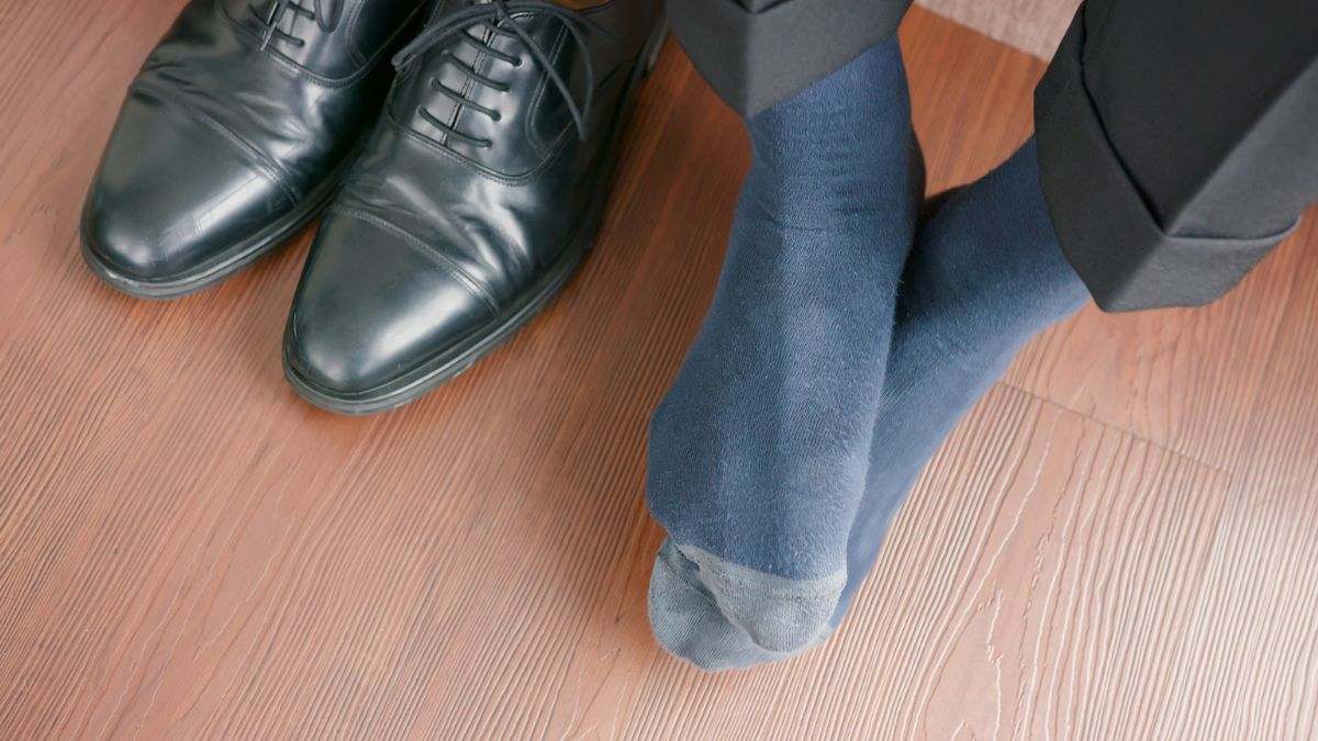 La 'enfermedad de la prisa': qué significa sacarse las zapatillas o zapatos sin desatarse los cordones