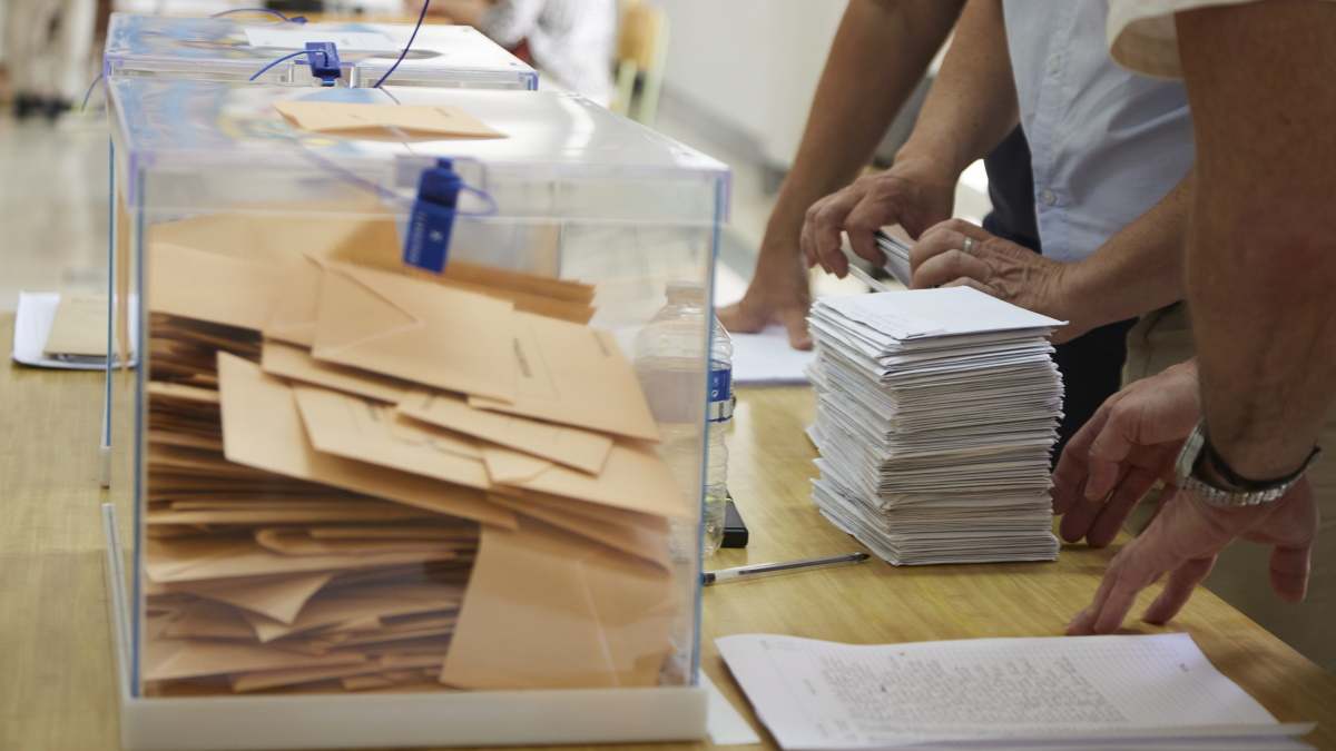 Una urna con votos en su interior en un colegio electoral. 