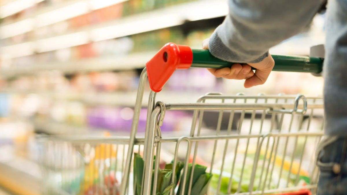 Los supermercados se suman al carrito del éxito de MercaTinder o la hora de ligar en Mercadona: Piña y vino para el match