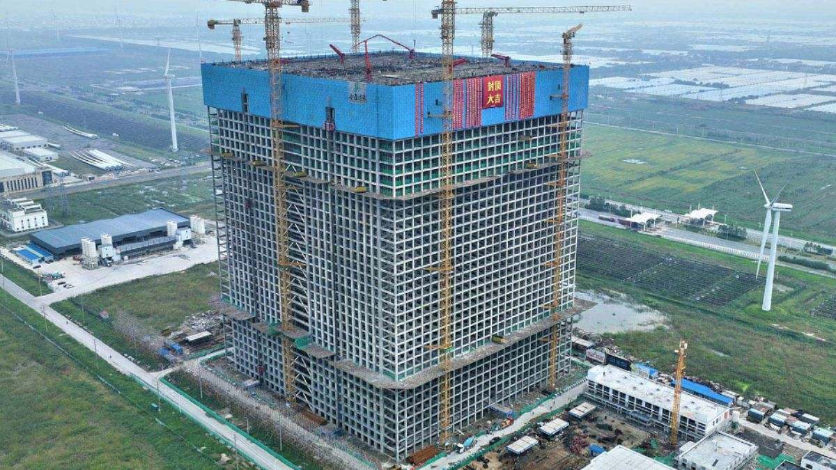 La solución china para que los coches eléctricos se carguen todos a la vez: 'edificio batería' que usa la gravedad