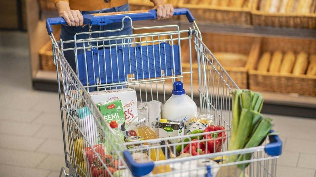 Una mujer realiza la compra semanal en un supermercado español