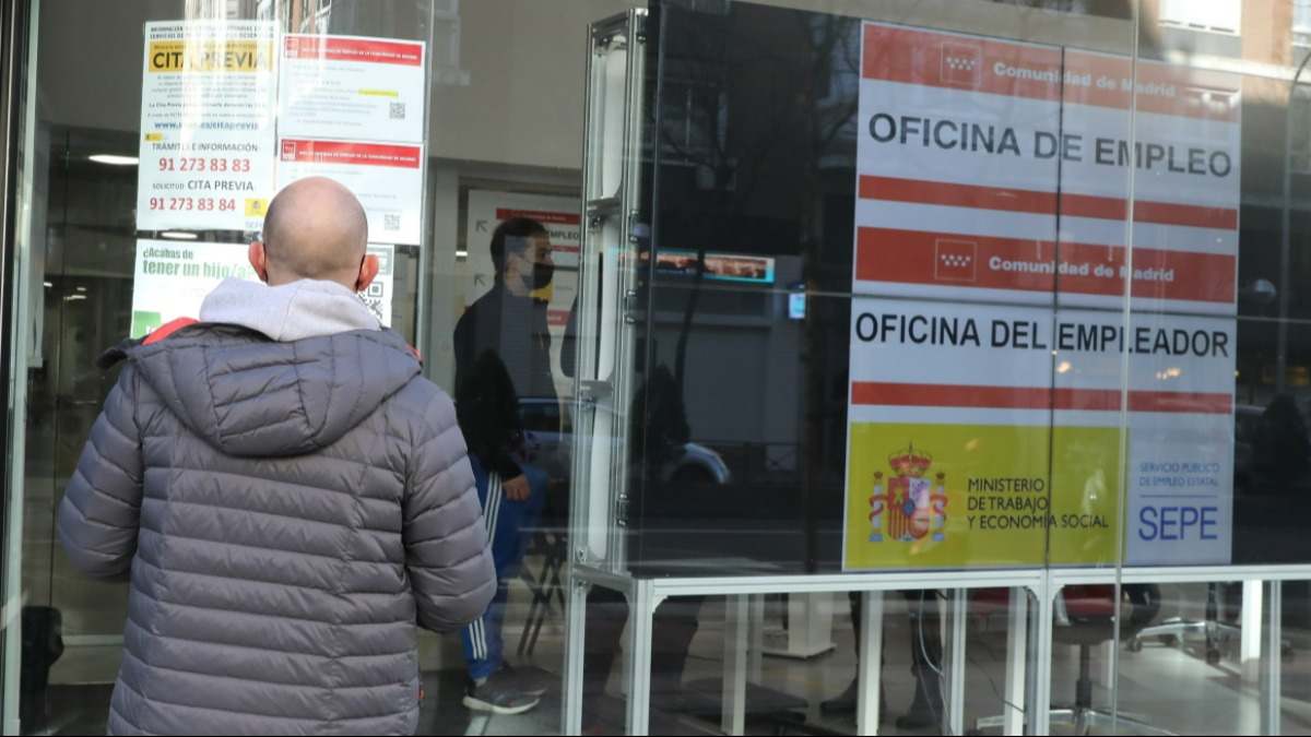 Ciudadano a las puertas de una oficina del paro