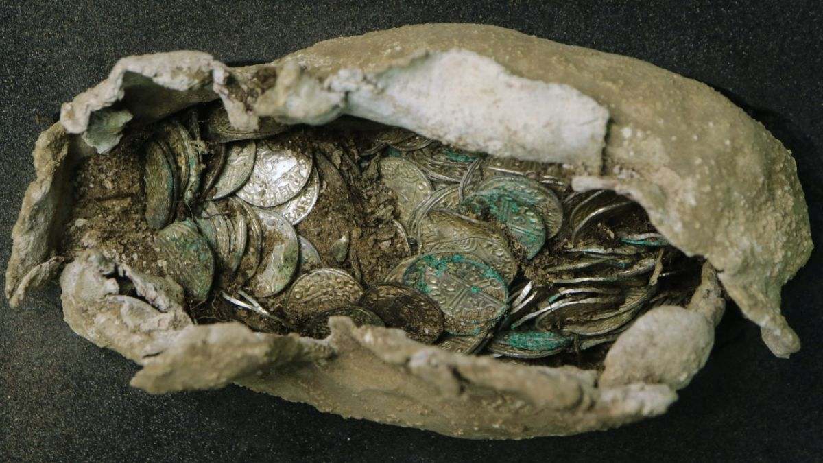Así es el histórico y millonario hallazgo de un tesoro de monedas de plata de 1.000 años de antigüedad: "Estaba temblando cuando lo desenterré"