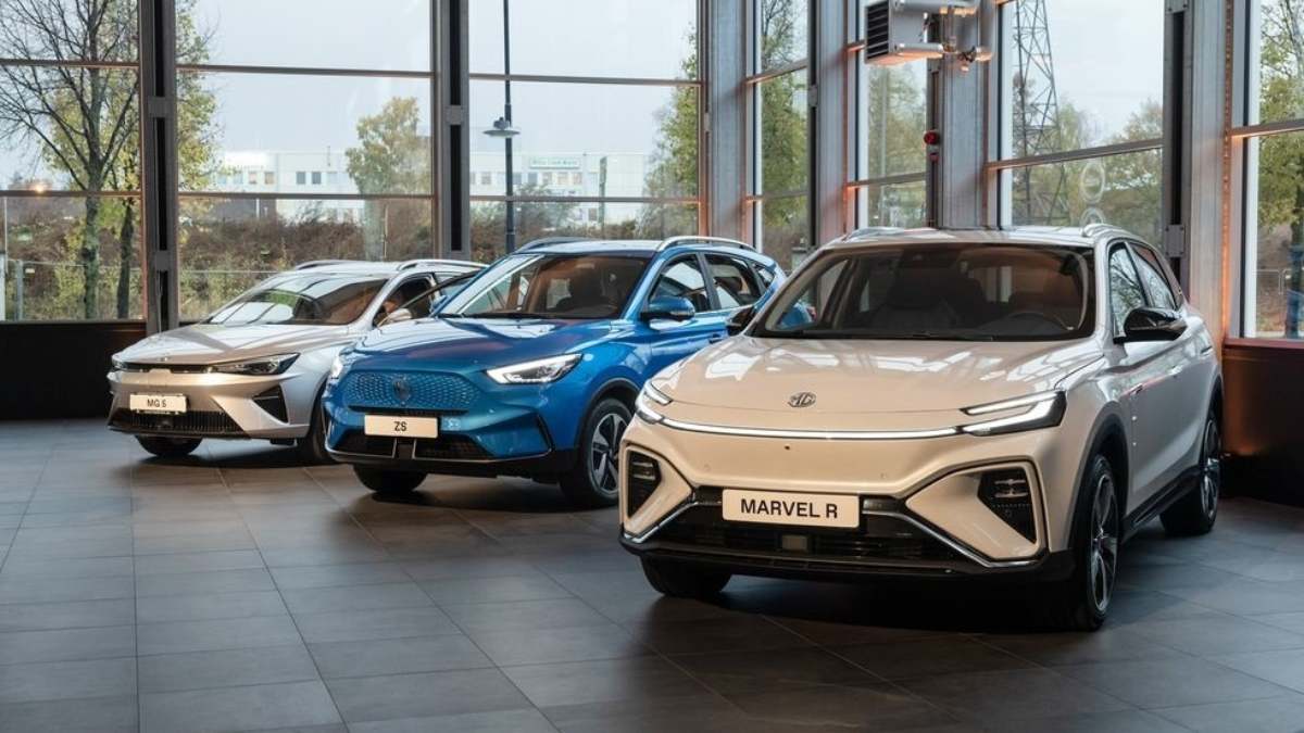Tres modelos de MG, a la venta en un concesionario