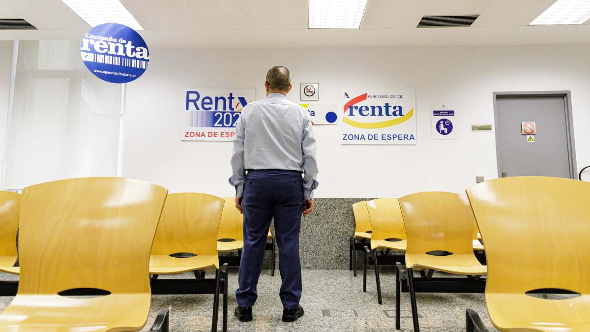 Imagen de recurso de una persona en una oficina de la Agencia Tributaria. 
