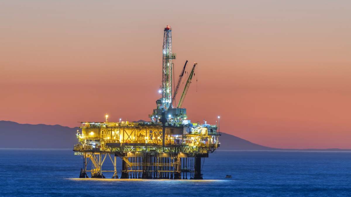 petróleo plataforma crudo noche mar
