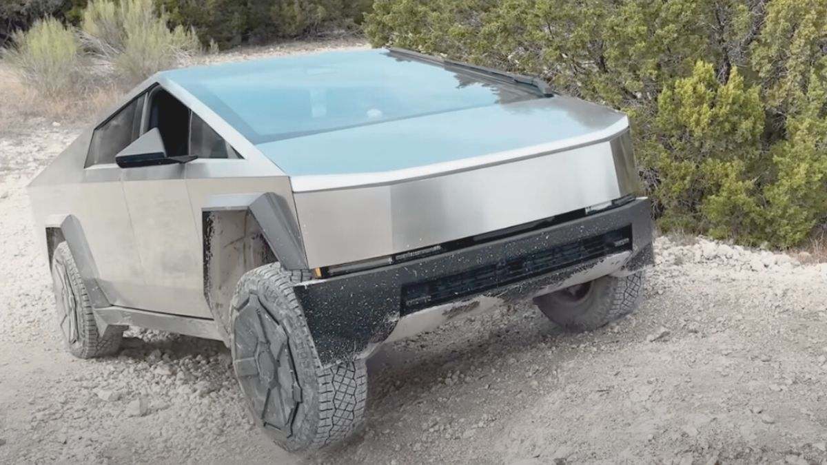 Una piedrita rompe toda la tracción trasera de su Tesla Cybertruck: lo único indestructible es la factura que no cubre ni la garantía ni el seguro