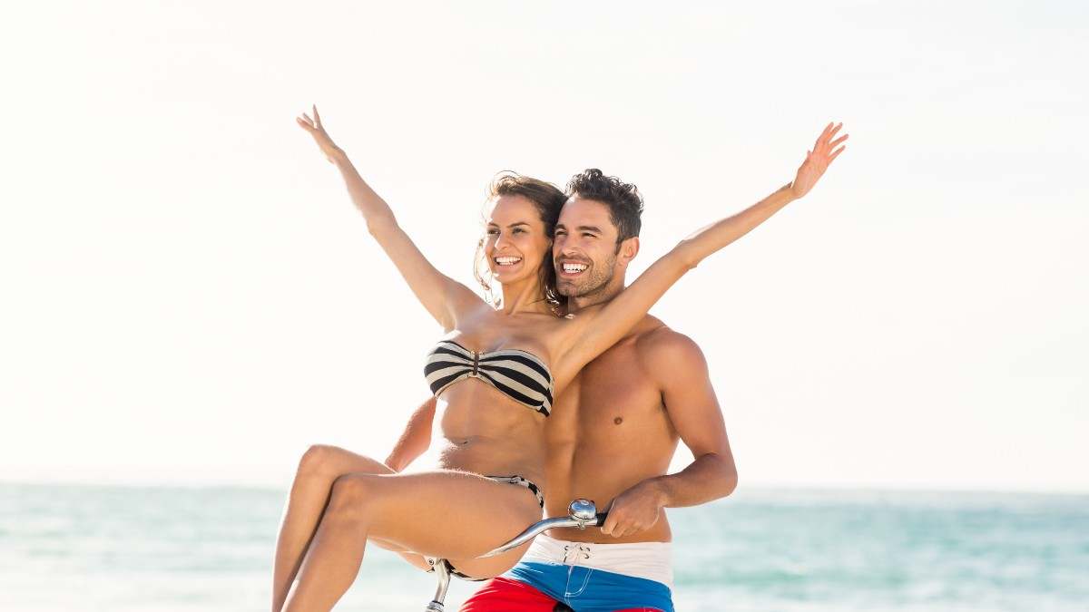 Pareja playa bañador