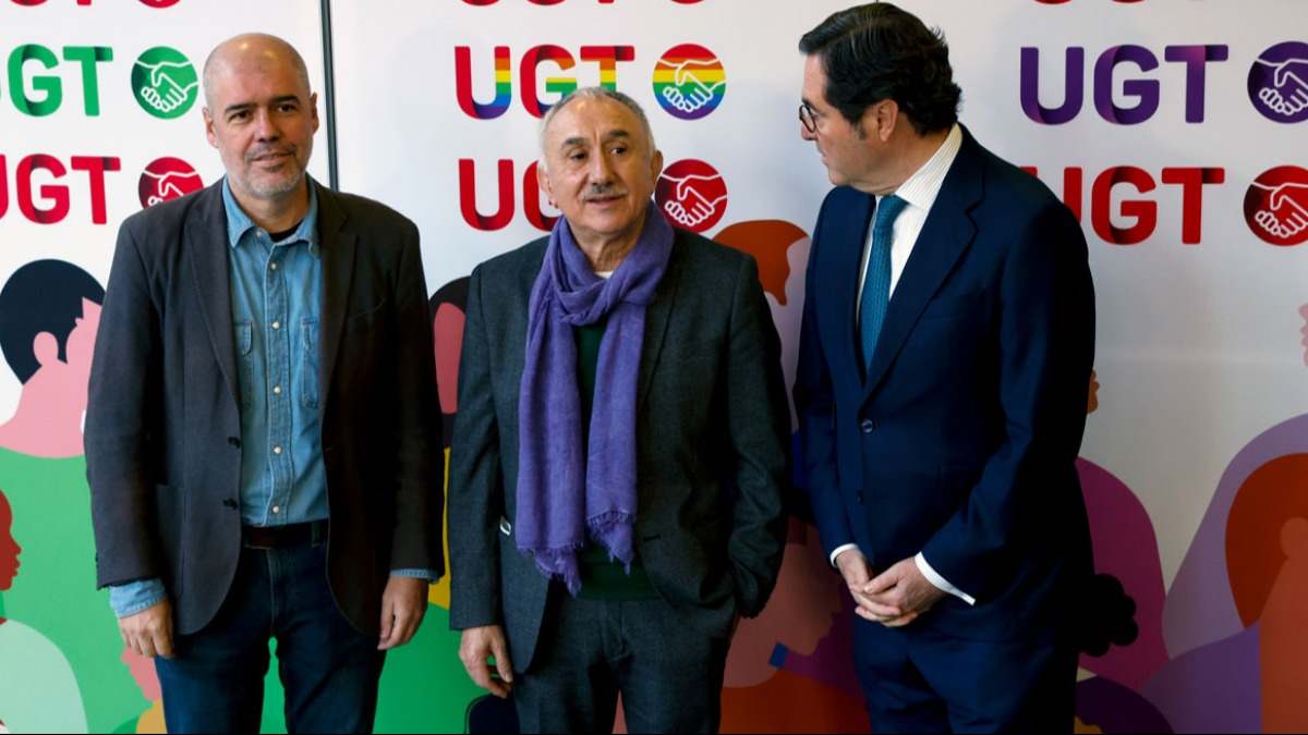 Los secretarios generales de CCOO y UGT, Unai Sordo y Pepe Álvarez, junto al líder de CEOE, Antonio Garamendi. EP