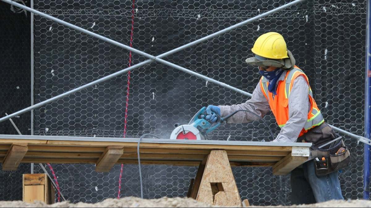 Operario trabajando en una obra