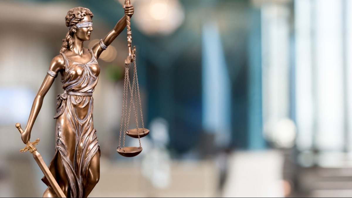 Abogados y estatua de la Justicia