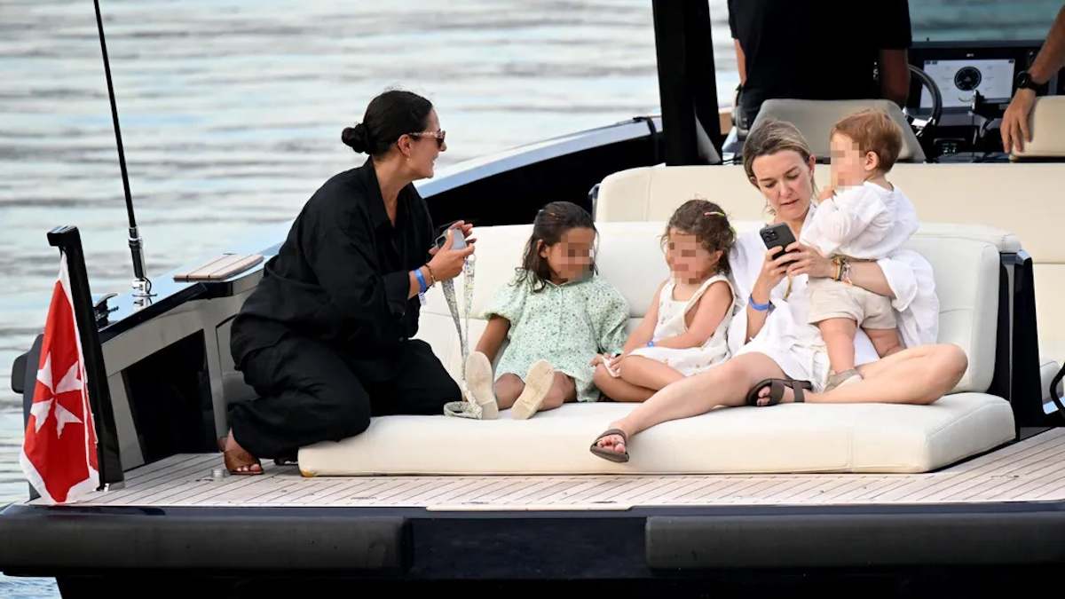 Marta Ortega y sus hijos en un barco