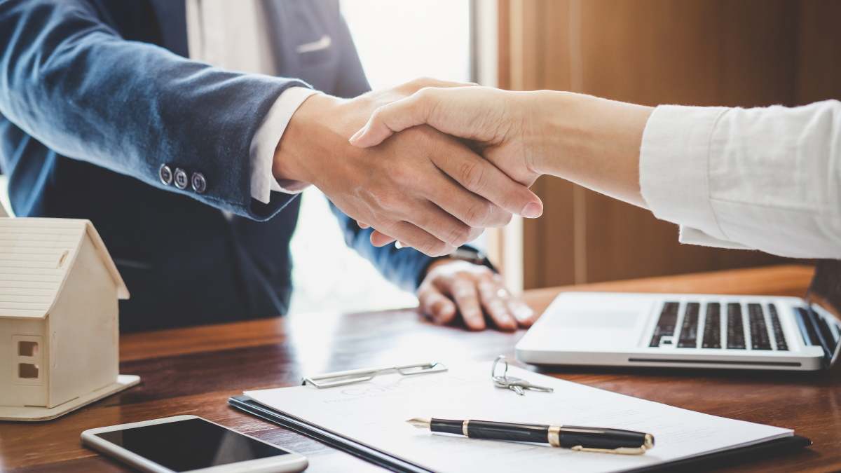 Fotografía de recurso de una firma de un contrato de un seguro de hogar.
