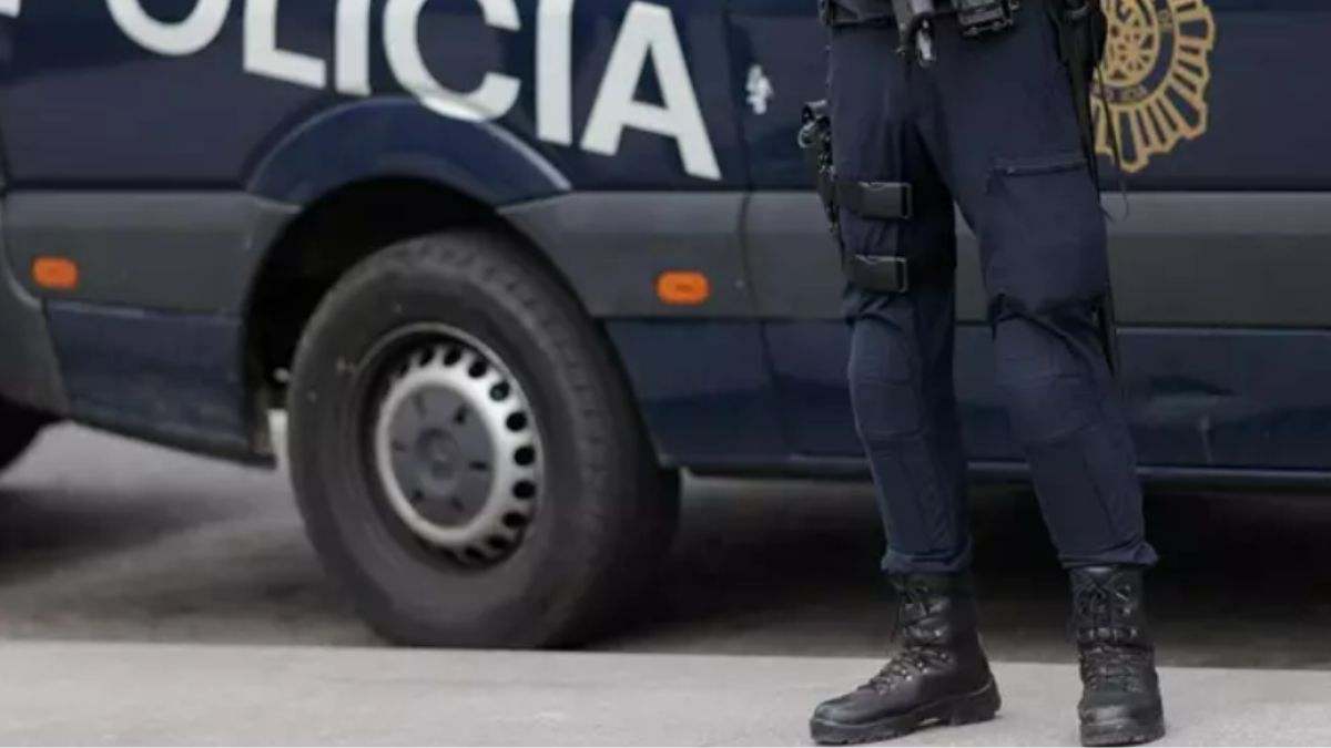 Tensión en el desalojo de okupas del piso de una anciana de 87 años en Lavapiés: vecinas recuperan las cenizas del marido de la propietaria