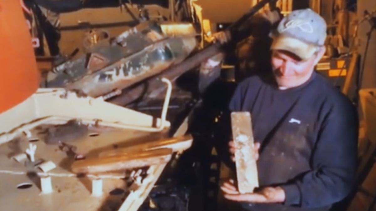 Un obrero encuentra 2,5 millones de euros en lingotes de oro escondidos en un tanque que compró por internet: ¿Qué hizo con el tesoro?