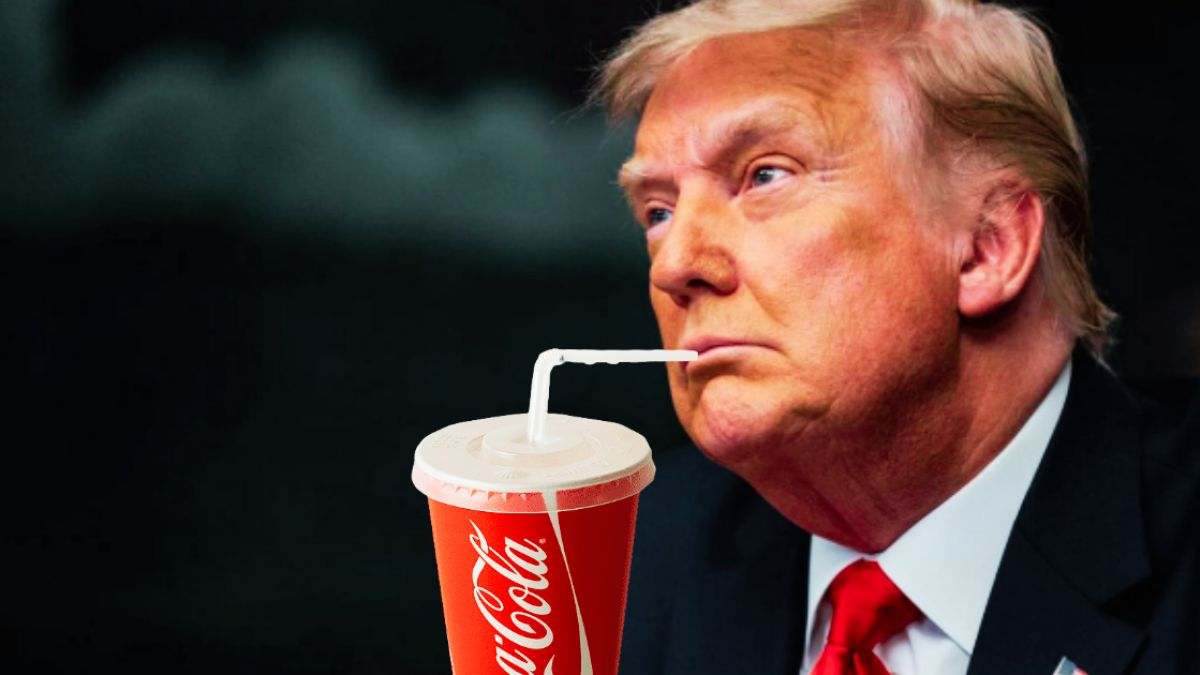 La Coca Cola se bebe con pajita de plástico en la era Trump: este es el nuevo decreto que termina con el 'plan verde' de Joe Biden