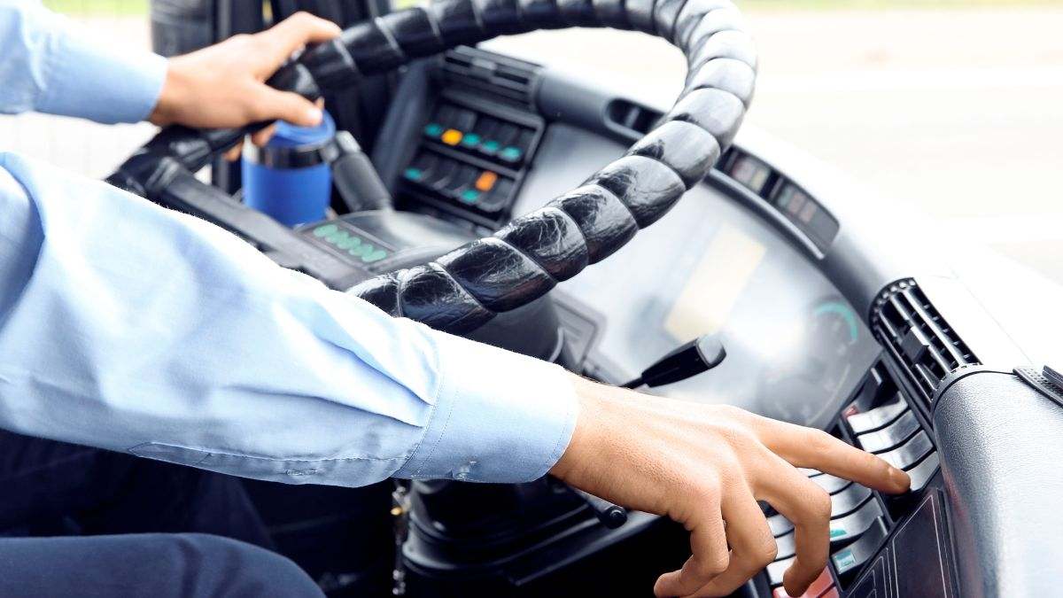 Fotografía de recurso del detalle de un volante a cargo de un conductor de autobús.