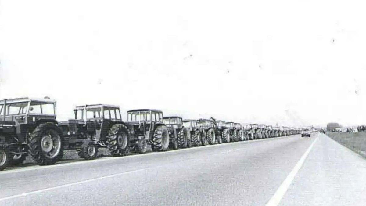 Así fue la primera y gran tractorada de España: el día que 108.000 tractores paralizaron al país