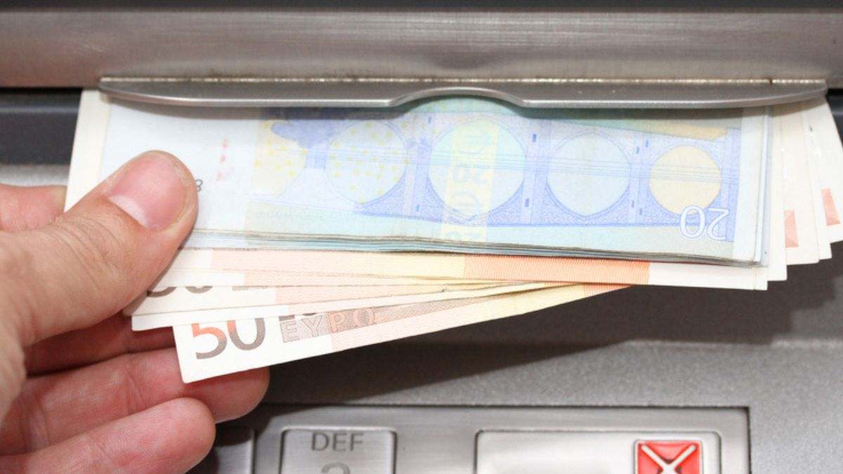 El costoso fallo de un banco permite a los clientes retirar millones de los cajeros