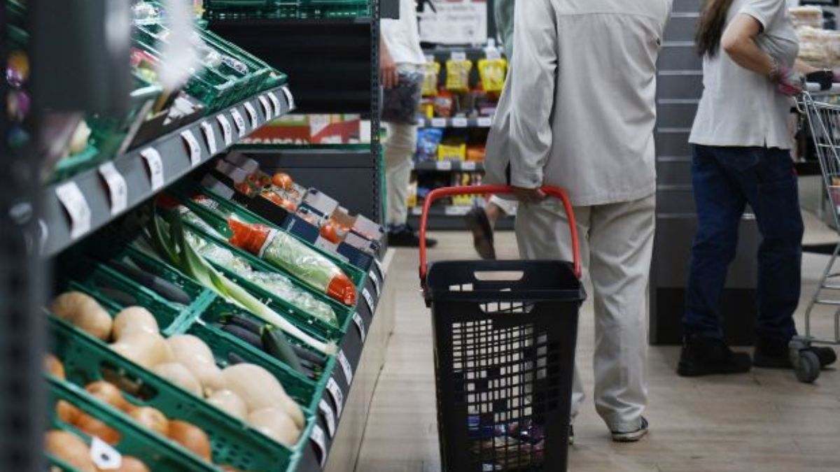 Varias personas compran en un supermercado español