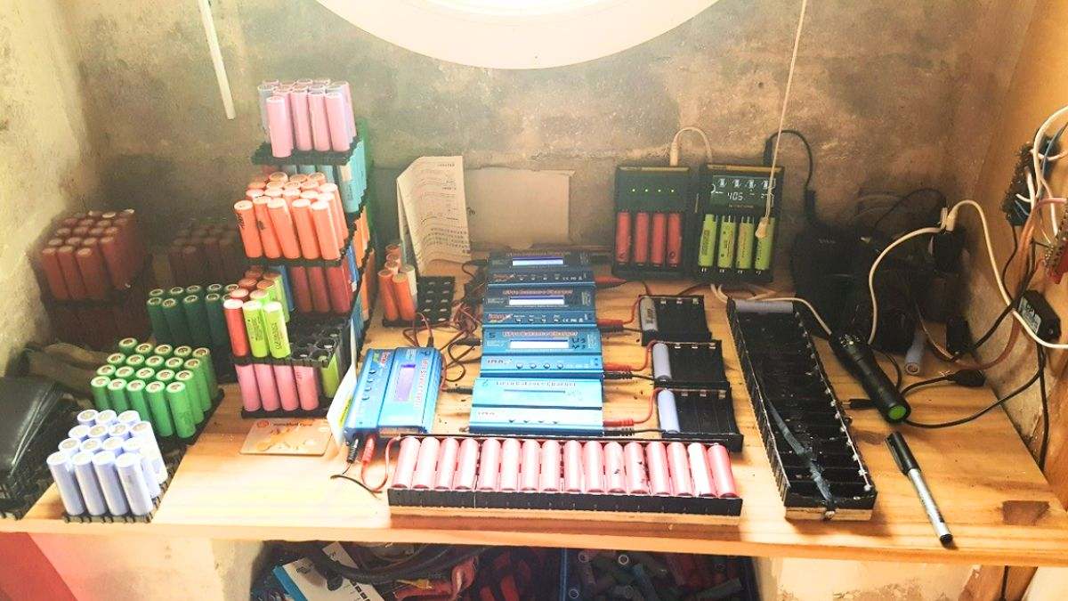 Crea una central eléctrica casera con 650 baterías que recogió de la basura: "Tengo luz gratis desde 2016"