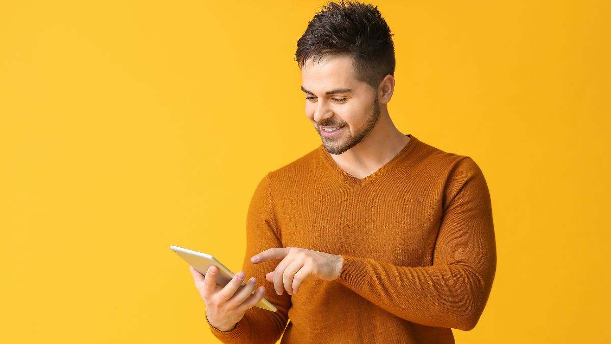 Hombre consultando la tablet