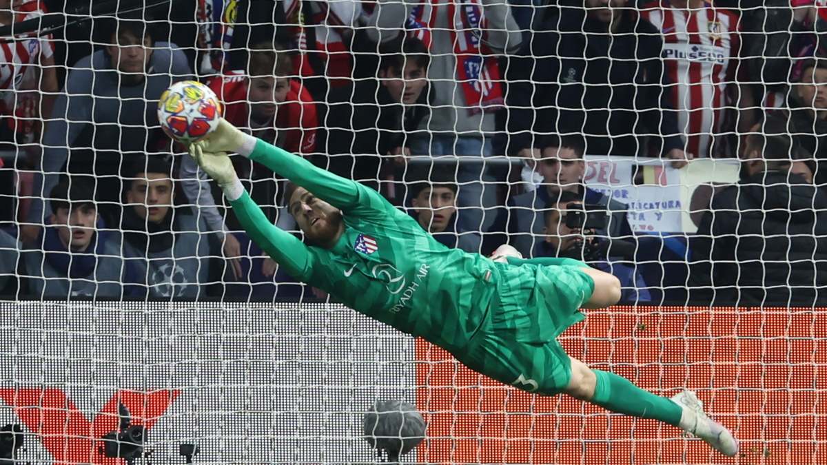 Jan Oblak para un penalti en la tanda ante el Inter.