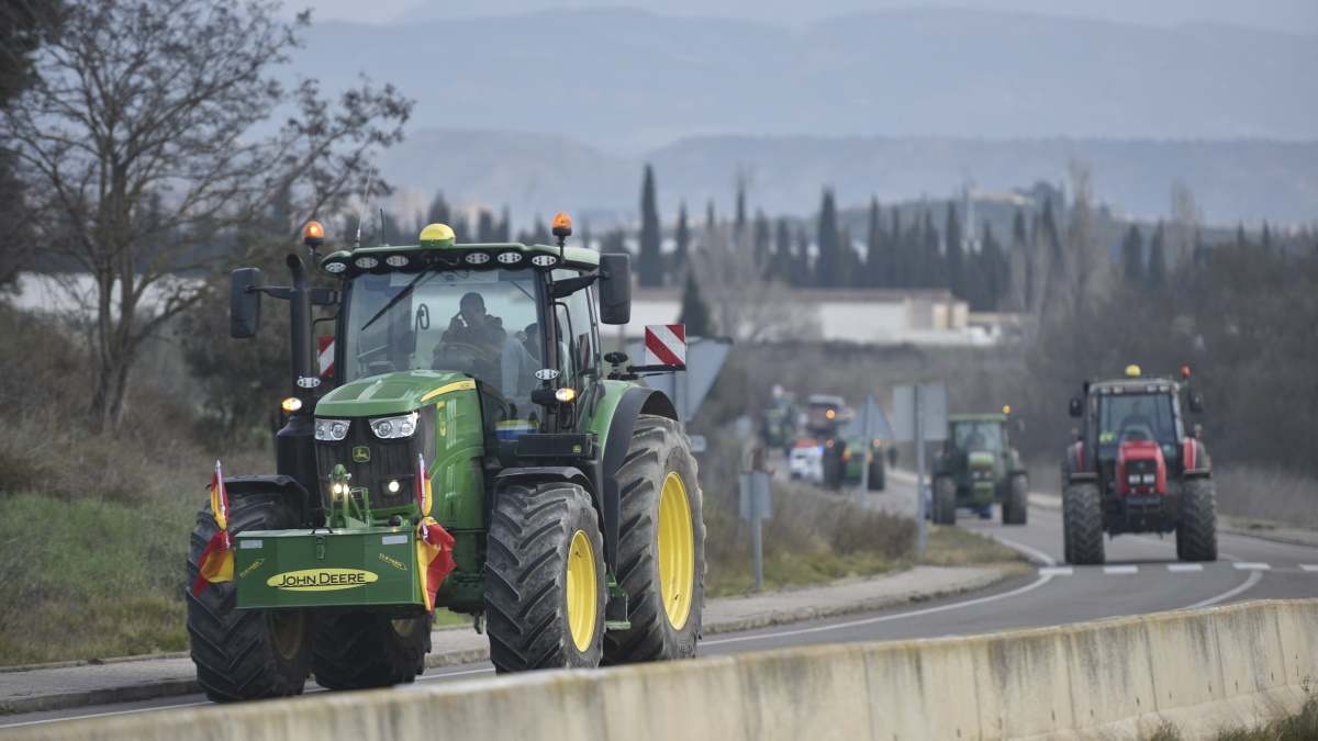 Tractores de agricultores circulan por una carretera en la provincia de Huesca. Foto: EP.