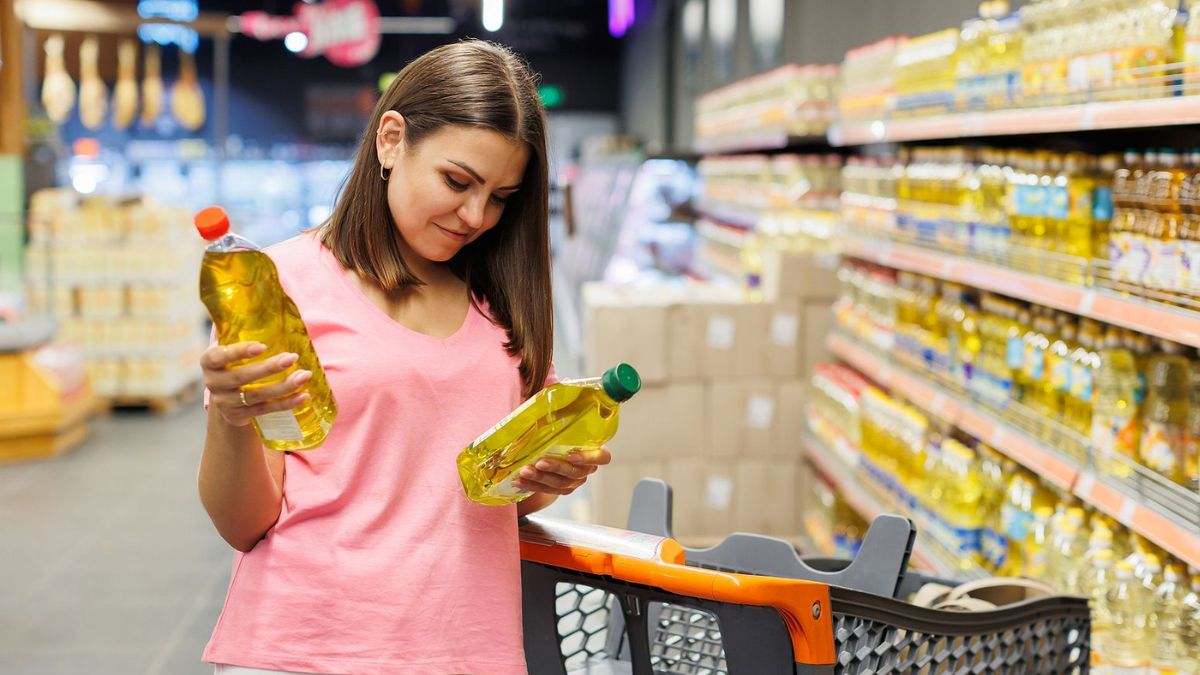 Una mujer compra aceite en un supermercado español