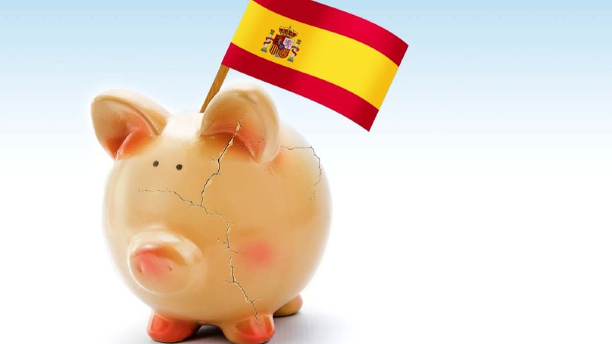 Hucha rota con la bandera de España.