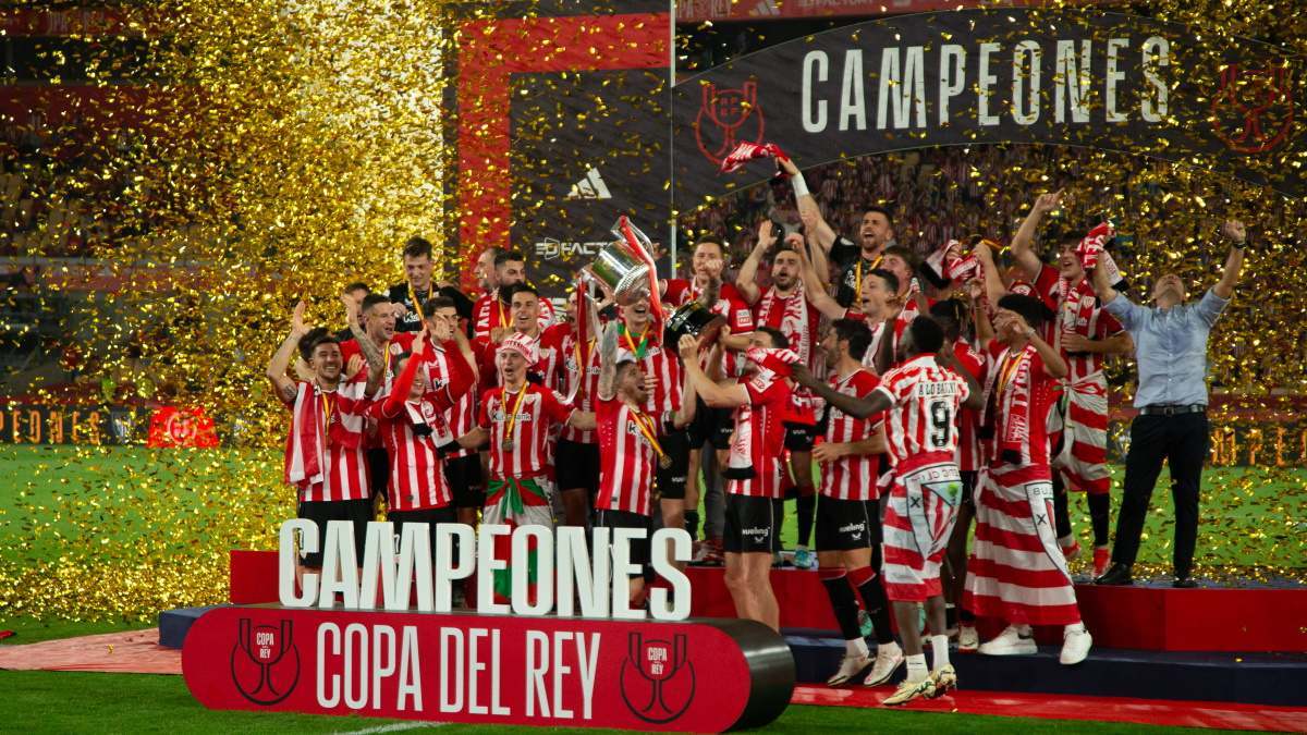 Los jugadores del Athletic celebran el título de Copa del Rey.