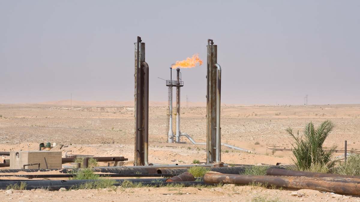 petróleo gas quema materias primas desierto