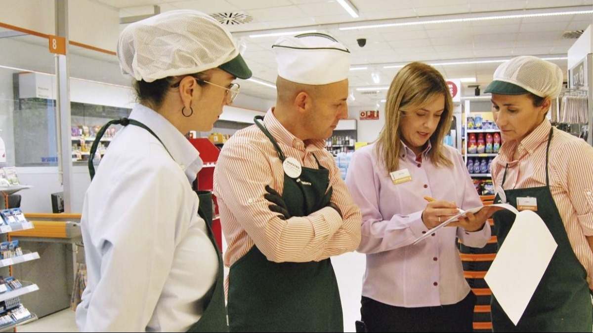 Trabajadores en un supermercado de Consum.