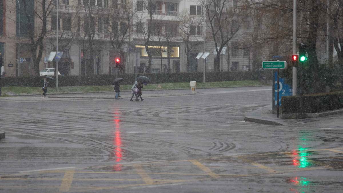 Una plaza de Madrid en una tarde lluviosa de este mes de marzo.