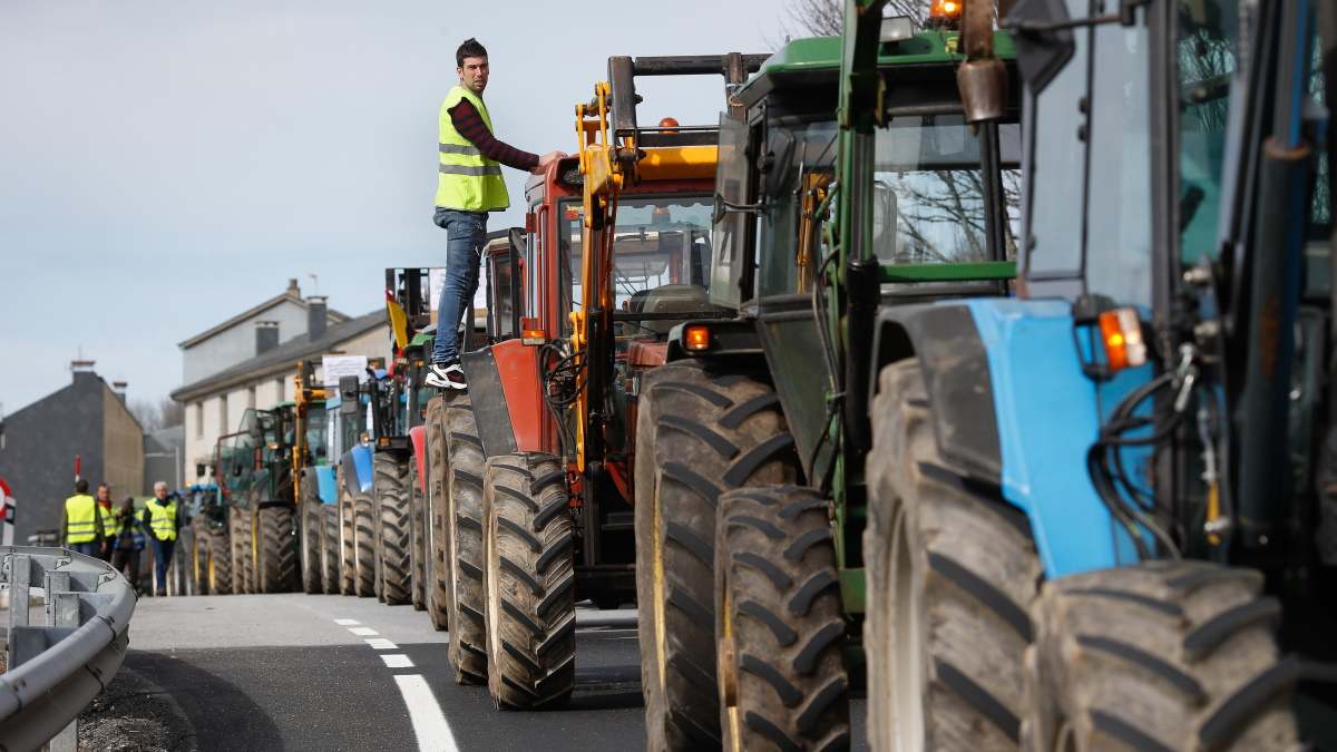 Un agricultor subido a un tractor en las protestas en Lugo.