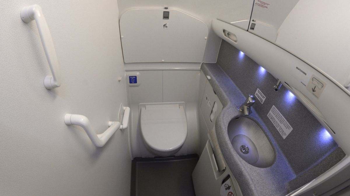 Una niña lloraba en un avión y dos mujeres decidieron encerrarla en el baño: su abuela les dio permiso para "educarla"