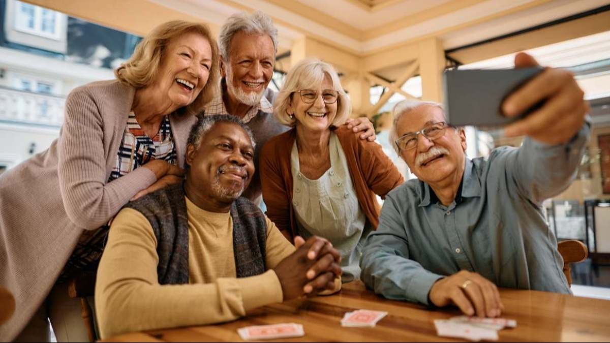 Personas mayores riendo. Fuente: iStock