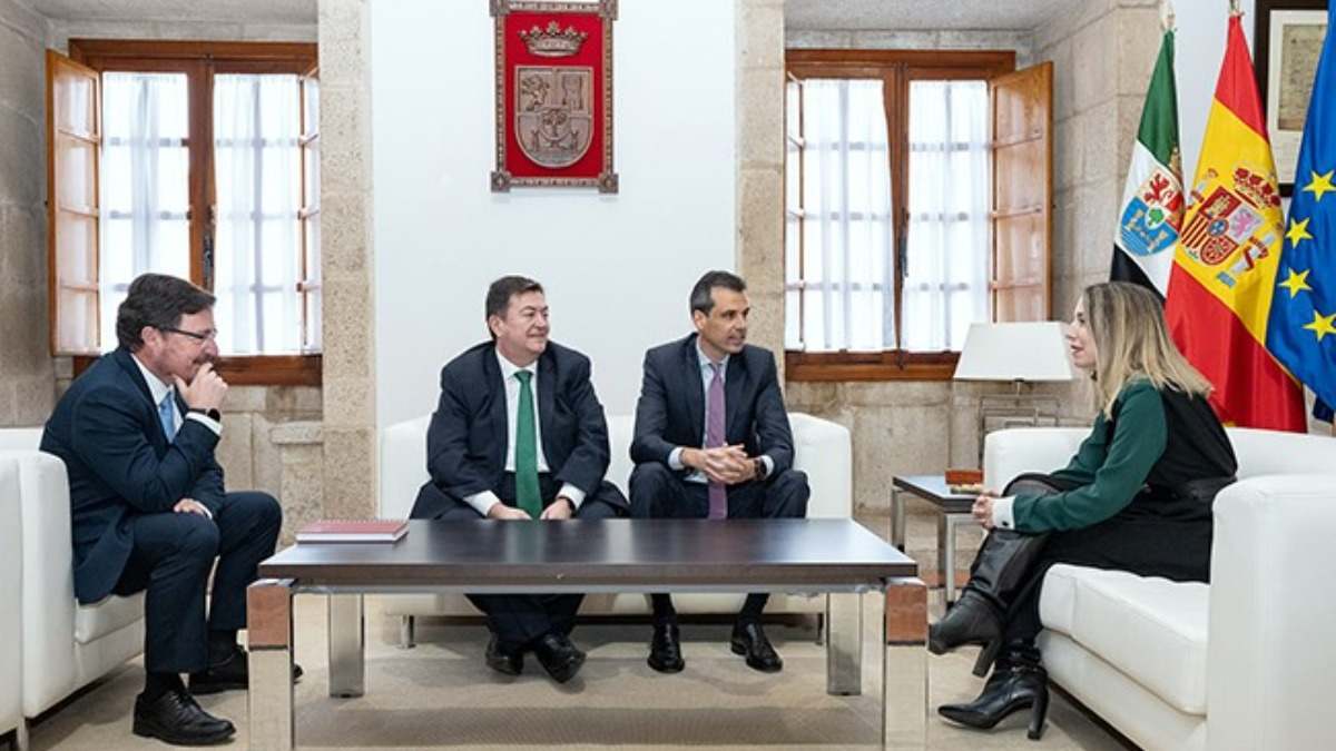 El director territorial de Vodafone, Rafael Alcaide, mantuvo ayer una reunión de trabajo con la presidenta de la Junta de Extremadura, María Guardiola, y con el consejero de Economía, Empleo y Transformación Digital, Guillermo Santamaría. 