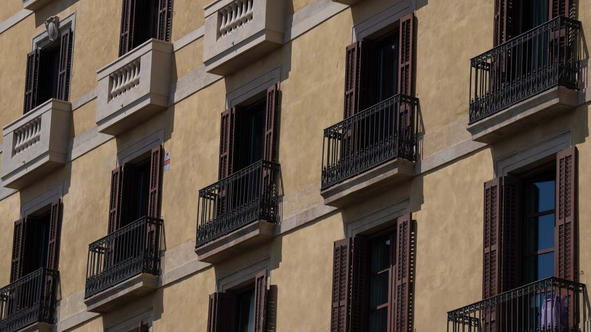 Imagen de recurso de la fachada de un edificio de viviendas.