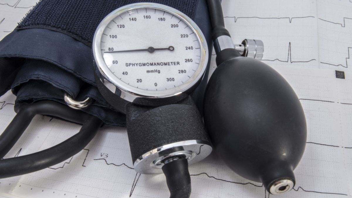 Investigadores detectan que la posición en la que ponemos el brazo cambia la medición de la presión arterial: esta es la forma correcta