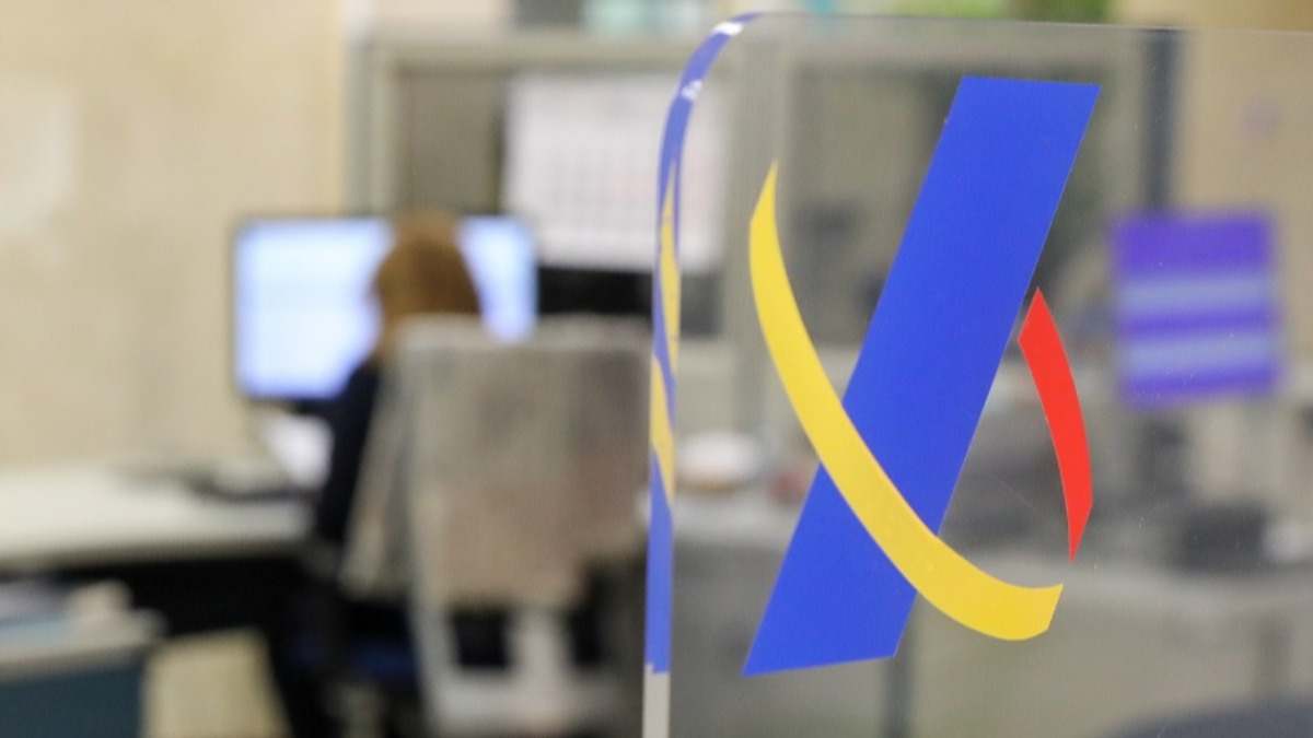 Vista de una empleada de la Agencia Tributaria en una oficina