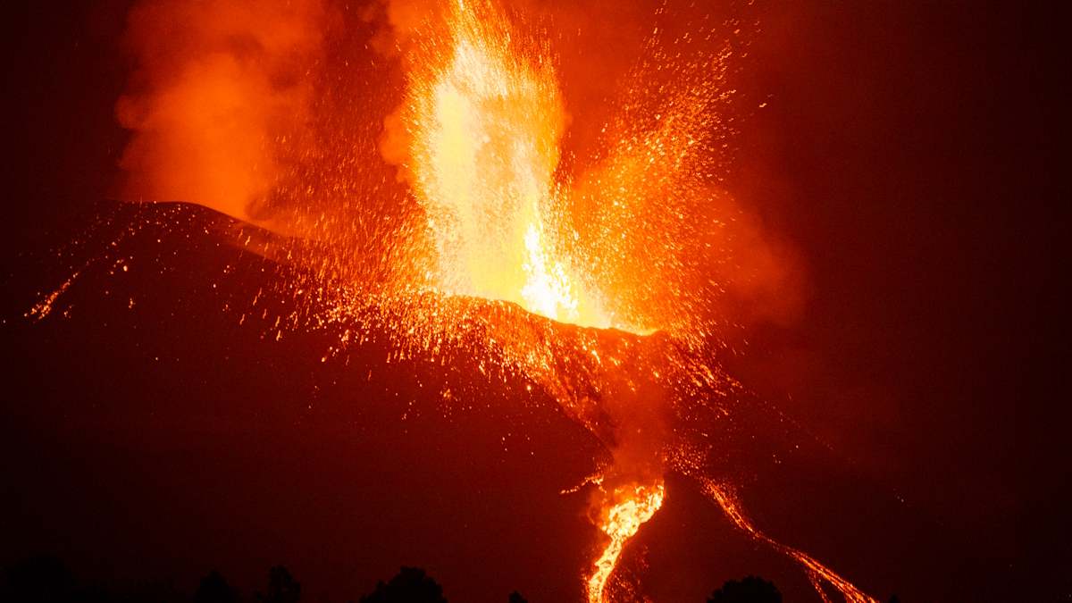 volcán magma roca fundida oro