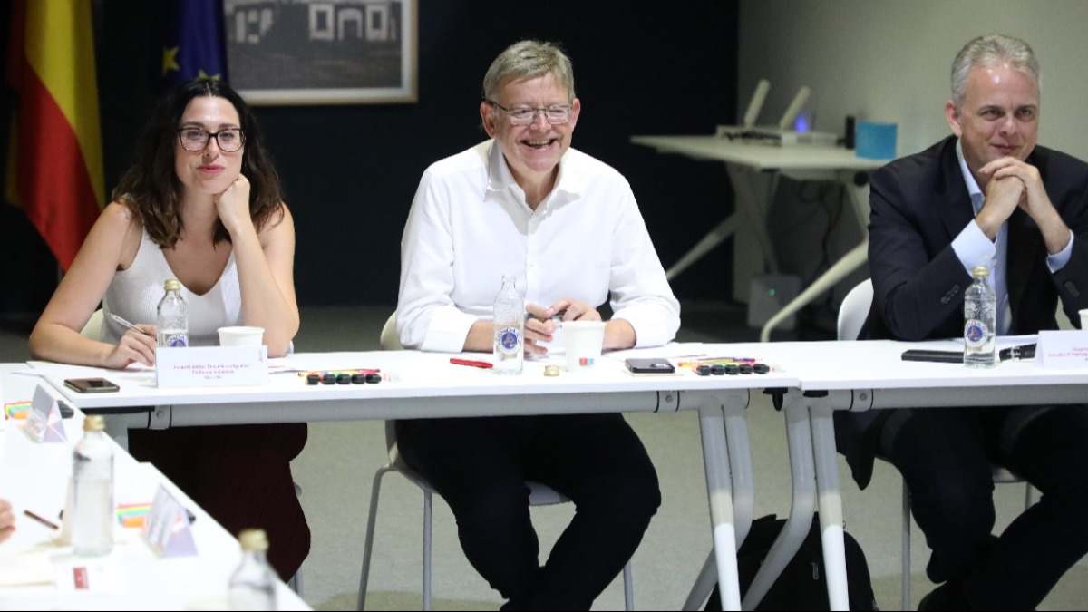 Puig entre sus vicepresidentes, Aitana Mas y Héctor Illueca.