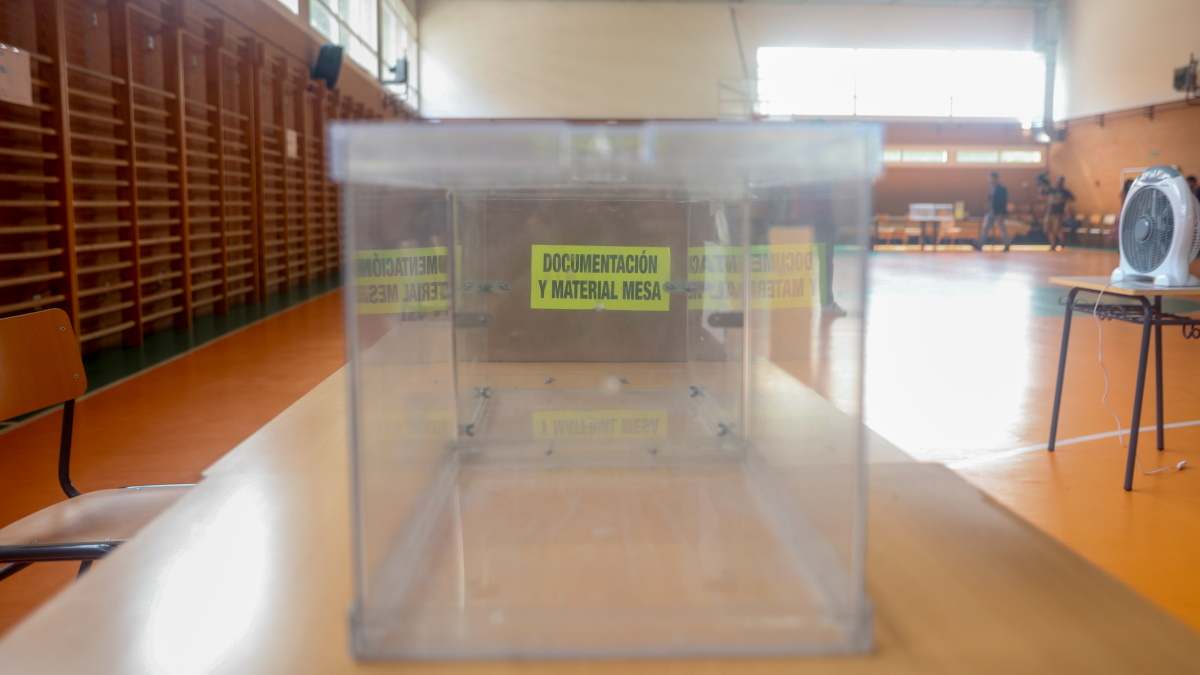 Foto de recurso de una urna en una mesa electoral.