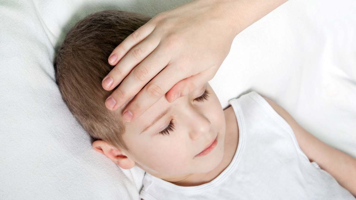 Un niño enfermo de tosferina.