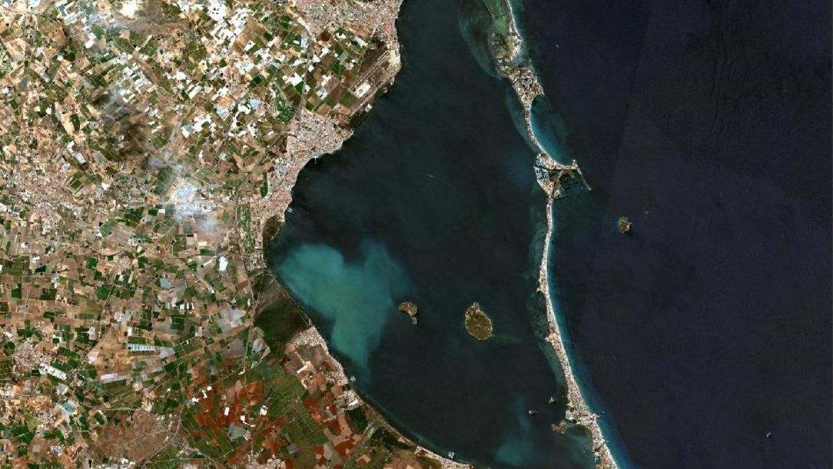 Se resuelve el misterio sobre la gran mancha blanca del Mar Menor y advierten que puede causar anoxia
